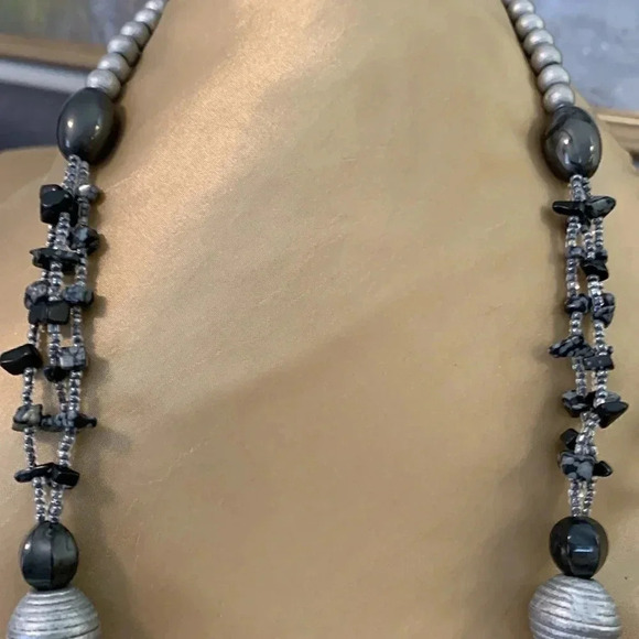 Long grey beaded necklace - Picture 2 of 5